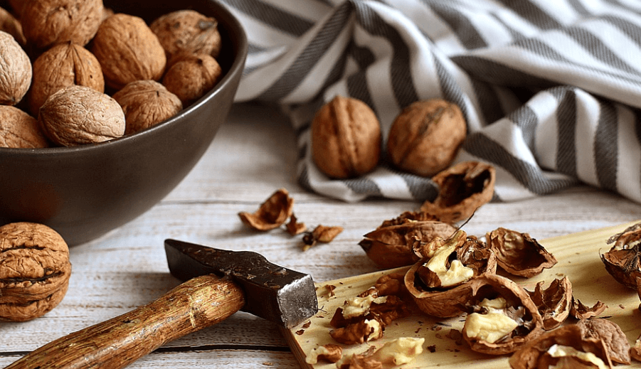 호두 효능 호두가 바닦에 놓여 있다