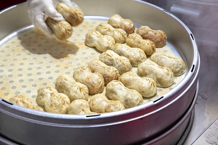생방송오늘저녁 제주 서귀포매일올레시장 전국 택배 주문 가능 서귀포에서만 맛보는 우도 땅콩을 넣어 고소한 고기만두 김치만두 만두 맛집 시장이 반찬 소개