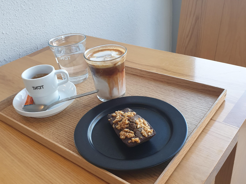 트레이 위에 휘낭시에와 에스프레소 그리고 태시트 라테가 있다.