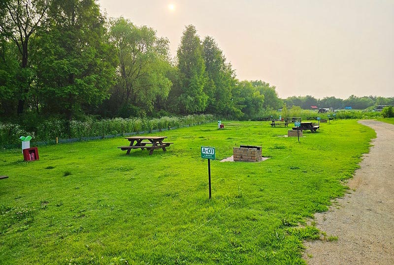 서울 노을캠핑장. 서울 마포구 하늘공원로 108-1 (상암동)