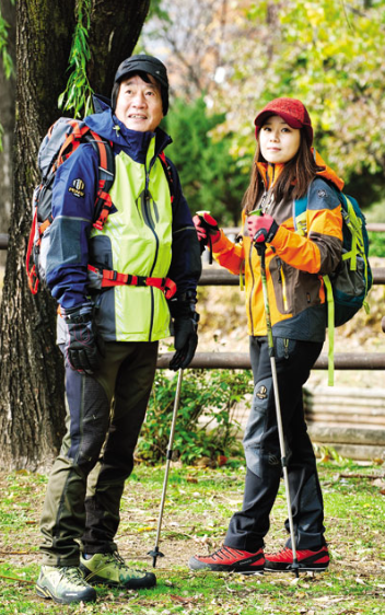 겨울 산행복장을 갖춘 홍옥선 한국등산학교 교감과 백혜정 노스케이프 상품기획팀 대리