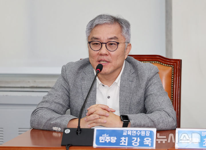 최광욱 더불어민주당 교육연수원장이 지난달 22일 오전 서울 여의도 국회에서 열린 최고위원회의에서 발언하고 있는 모습이 담긴 사진. 출처:뉴시스