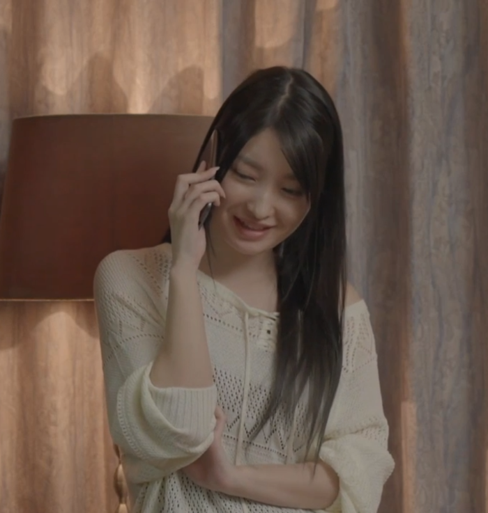 전화를 하는 후지이 이요나 (Iyona Fujii) 모습