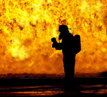 화재현장에 있는 소방관