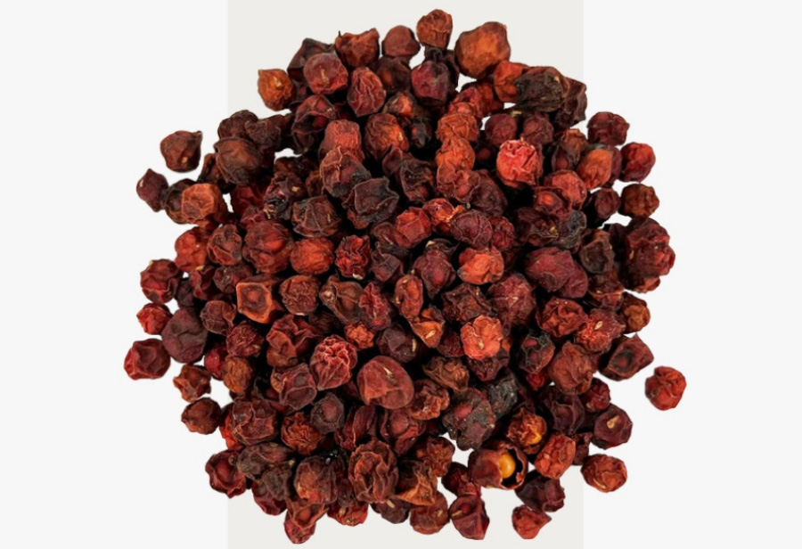 야생에서 채취를 한 오미자를 깨끗하게 세척하고 건조시킨 것을 하얀 바닥 위에 수북하게 놓아두고 찍은 사진