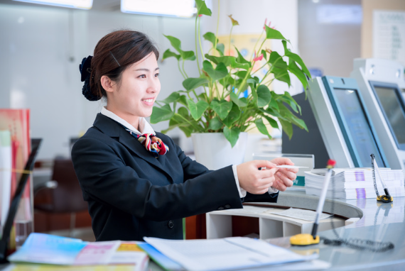 은행에서 은행원이 업무를 보는 사진