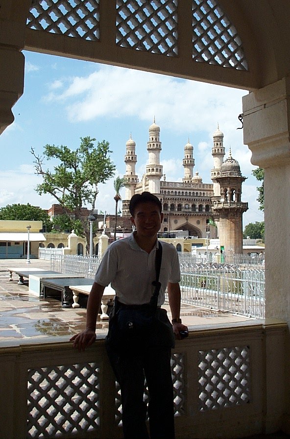 당시 저의 모습이지요. 메카마스지드 안에서 짜르미나르 뒷배경으로 찍은사진입니다.