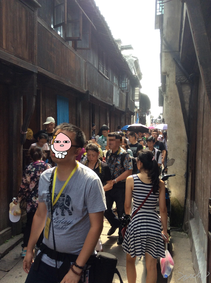 좁은 골목과 수상 가옥은 관광 수입을 안겨주지만, 소음과 혼잡은 주민에게 불편을 주는 아이러니한 공존