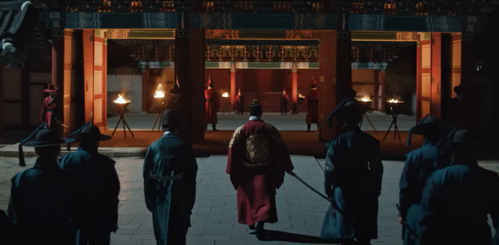 왕 김지훈이 칼을 들고 무사들과 걸어나가고 있다.