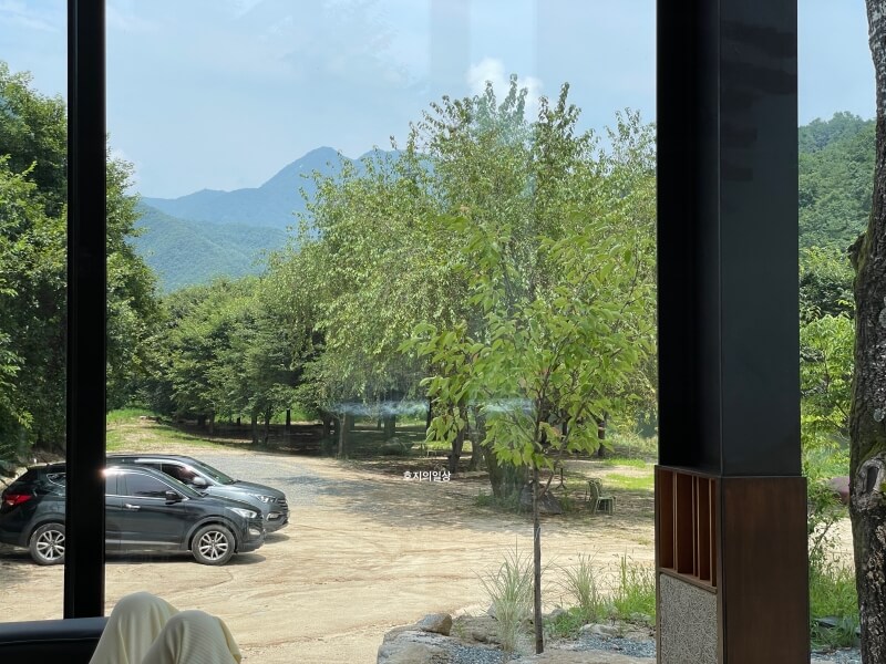 홍천 카페 써라운드 슬로우 뷰맛집 신상 카페 주차장