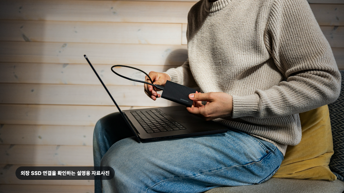 노트북과 삼성 외장 SSD가 함께 놓인 자료사진