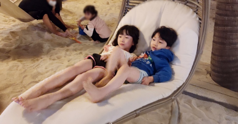 흔들의자에 누운 쿠앙이 쿠웅이