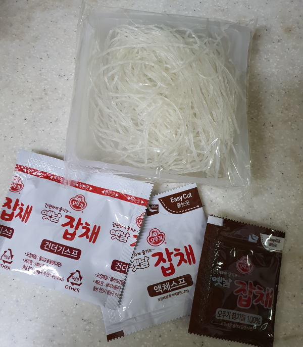 오뚜기 잡채 구성 당면, 액체스프,건더기스프,참기름