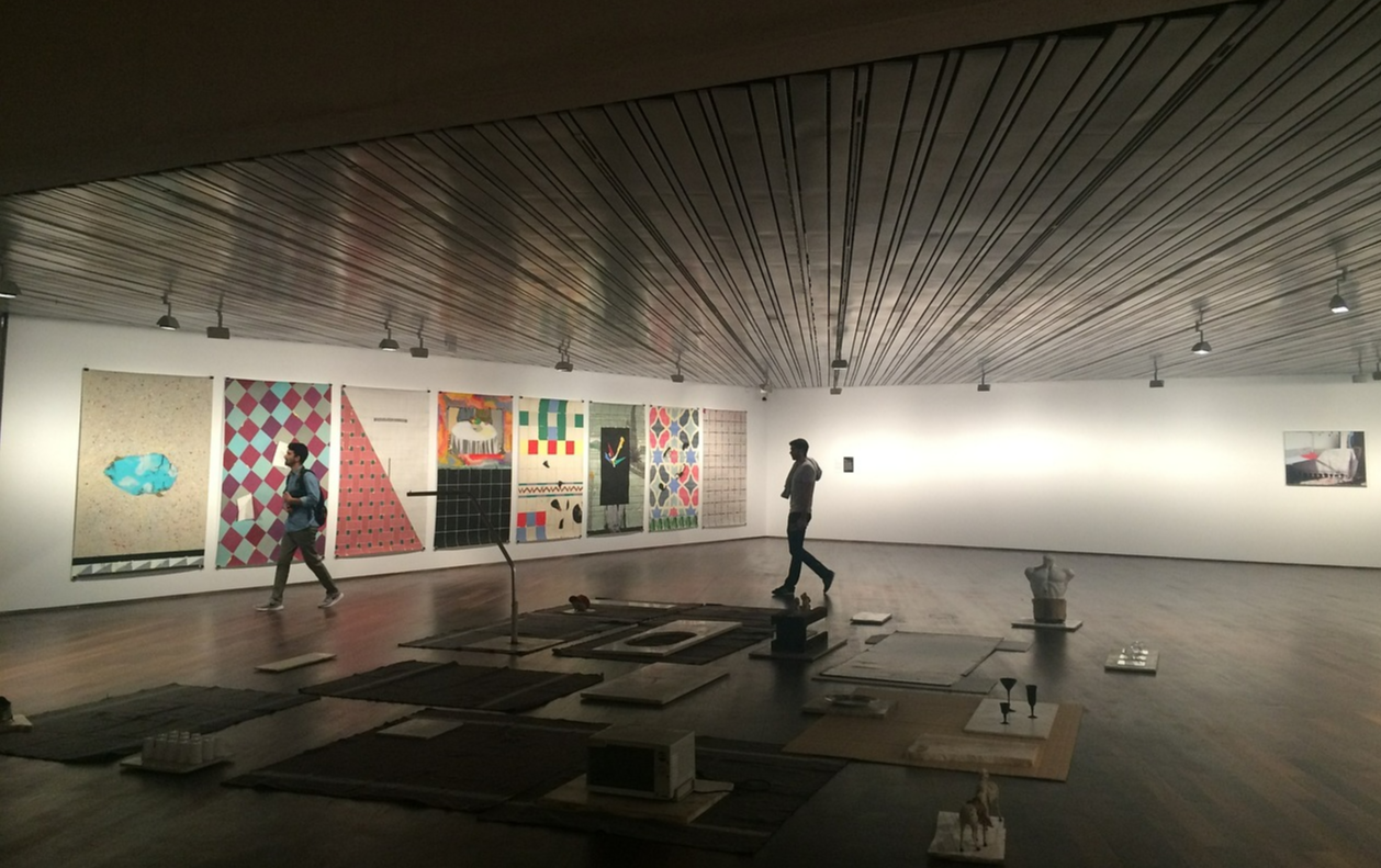 갤러리를 즐기는 청소년