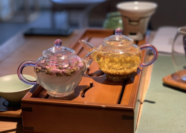 허브차, 꽃차가 보인다. 유리 다완을 사용해 꽃 잎이 보인다.