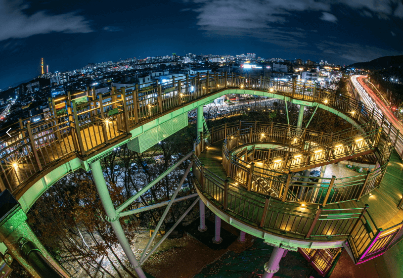 전망대 불빛이 들어온 야경