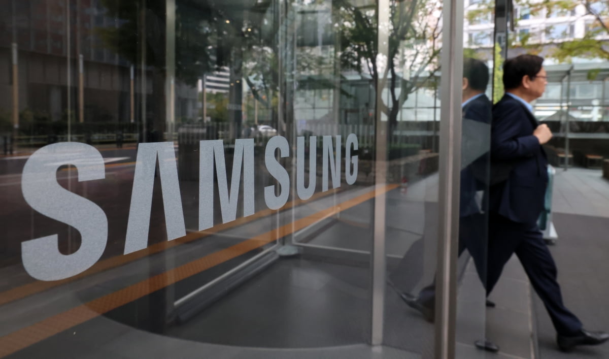 서울 삼성전자 서초사옥에서 직원들이 오가고 있다.