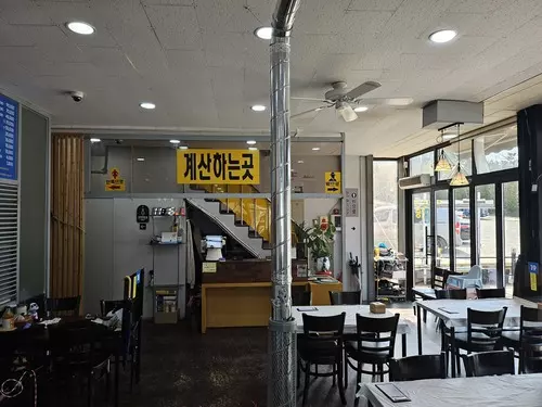 실내 및 2층 계단
