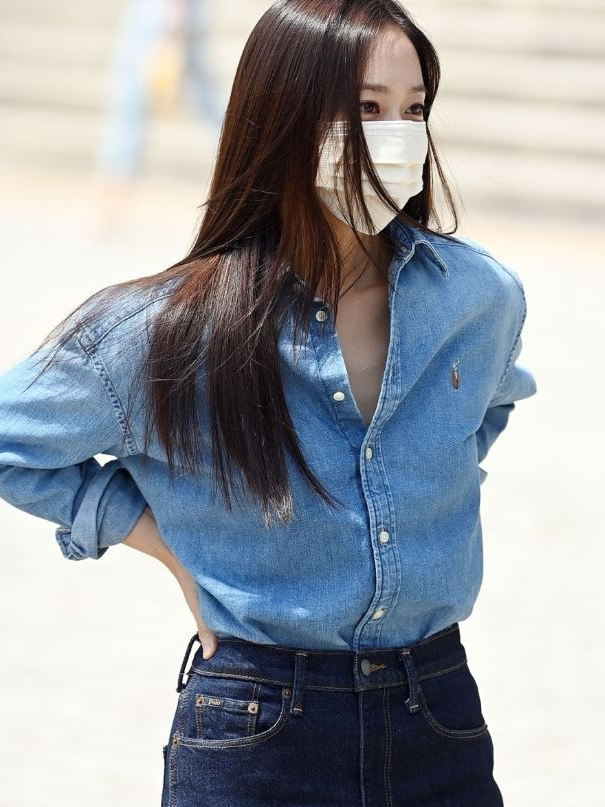 크리스탈 폴로 데님셔츠 착용