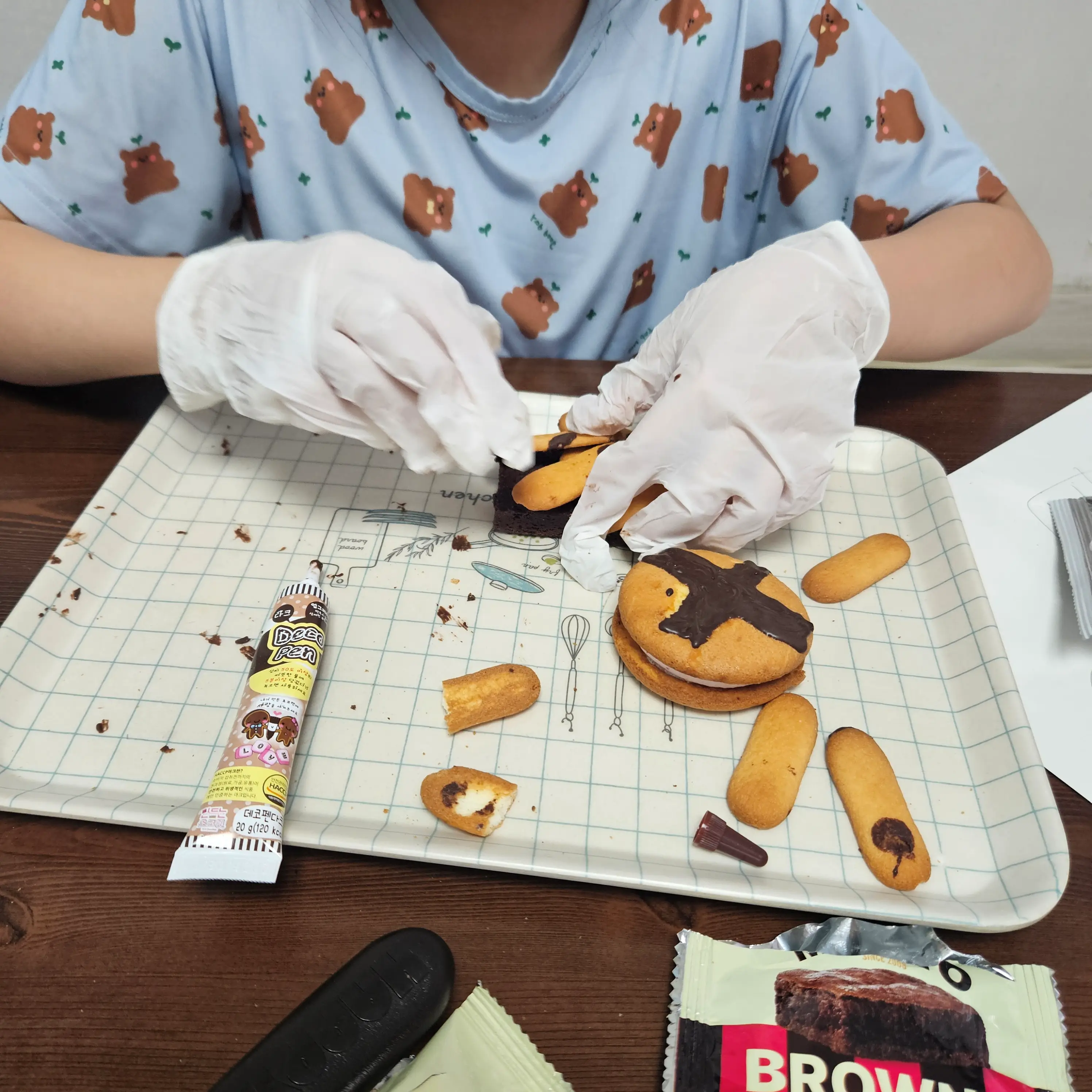 굴뚝에-빠진-산타-만들기로-만들기-중인-딸