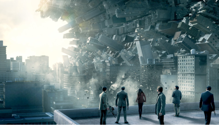 영화 중간에 지형물이 뒤집히는 장면