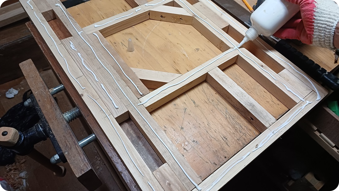 뼈대에-본드를-바르는-모습