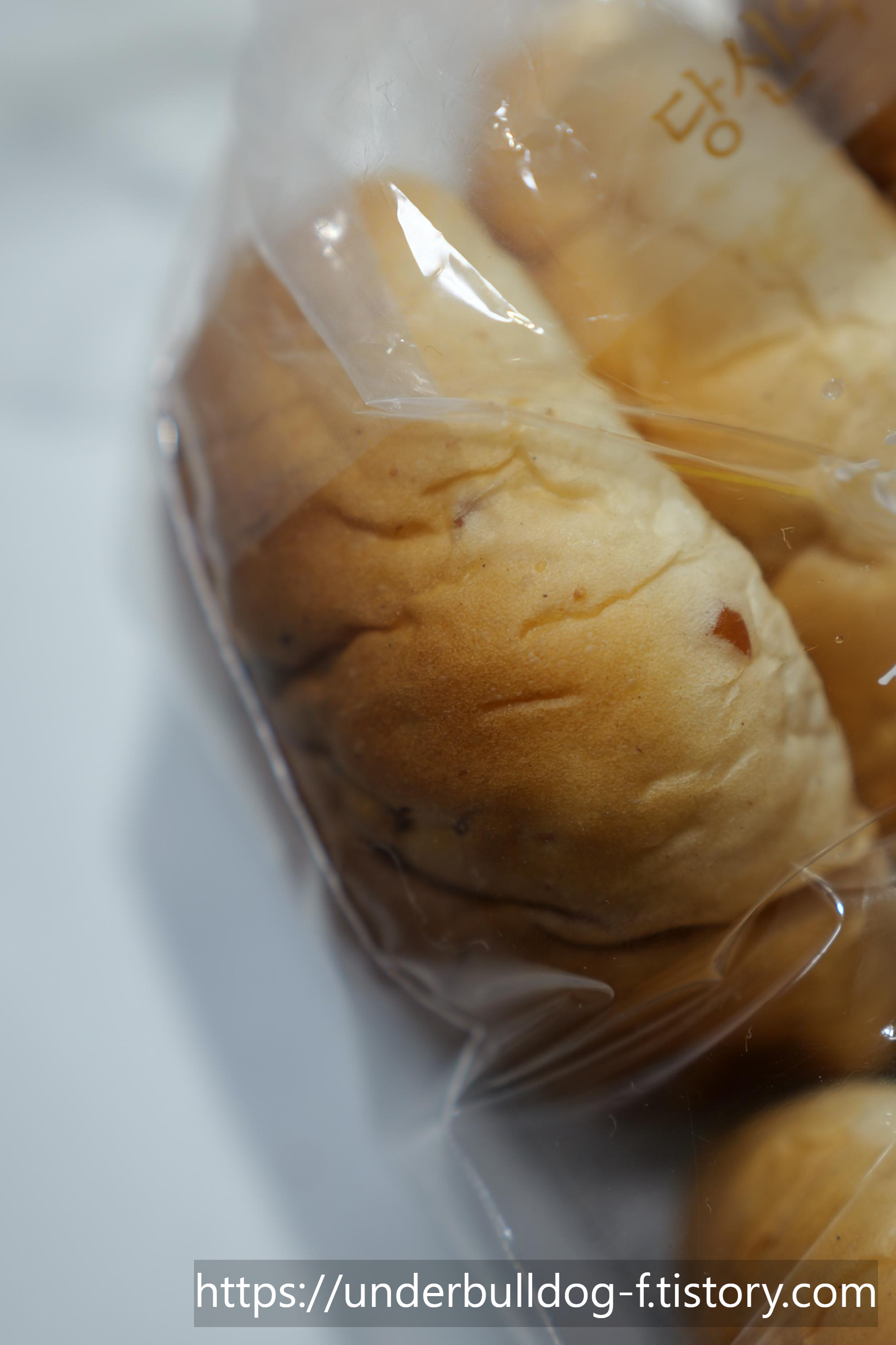 씹을수록 아몬드 고소함이 은근하게 살아났던 빵