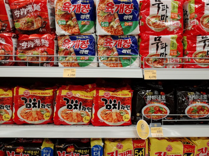 마트 라면 진열된 사진