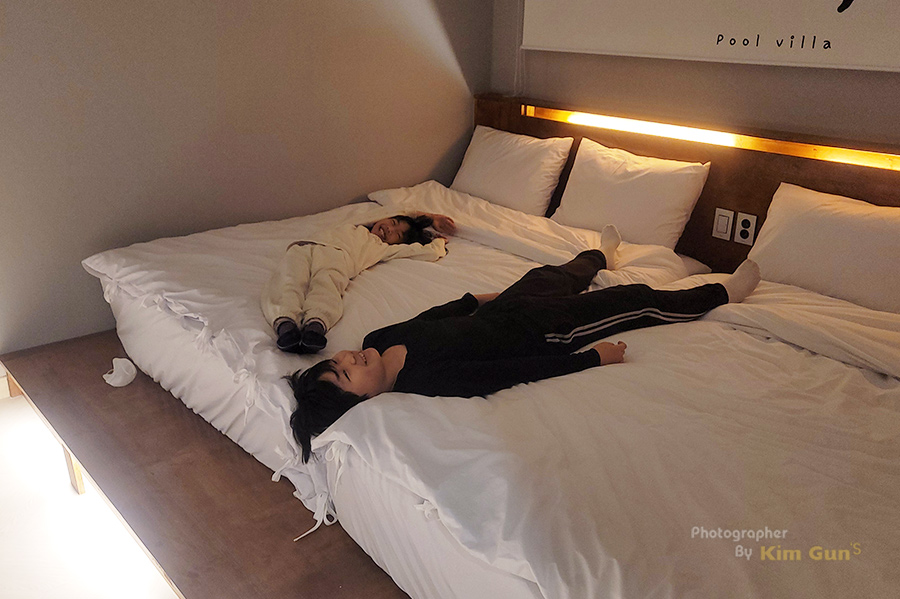 경주 라온풀빌라 침실