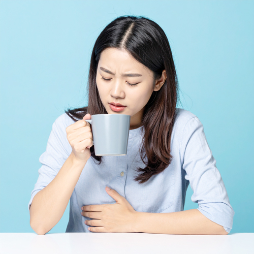 공복에 커피는 위장에 큰 부담을 줄 수 있습니다.