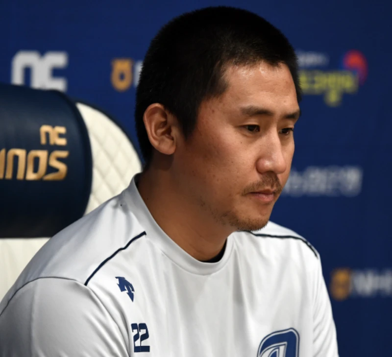 사과-회견장-이용찬-선수