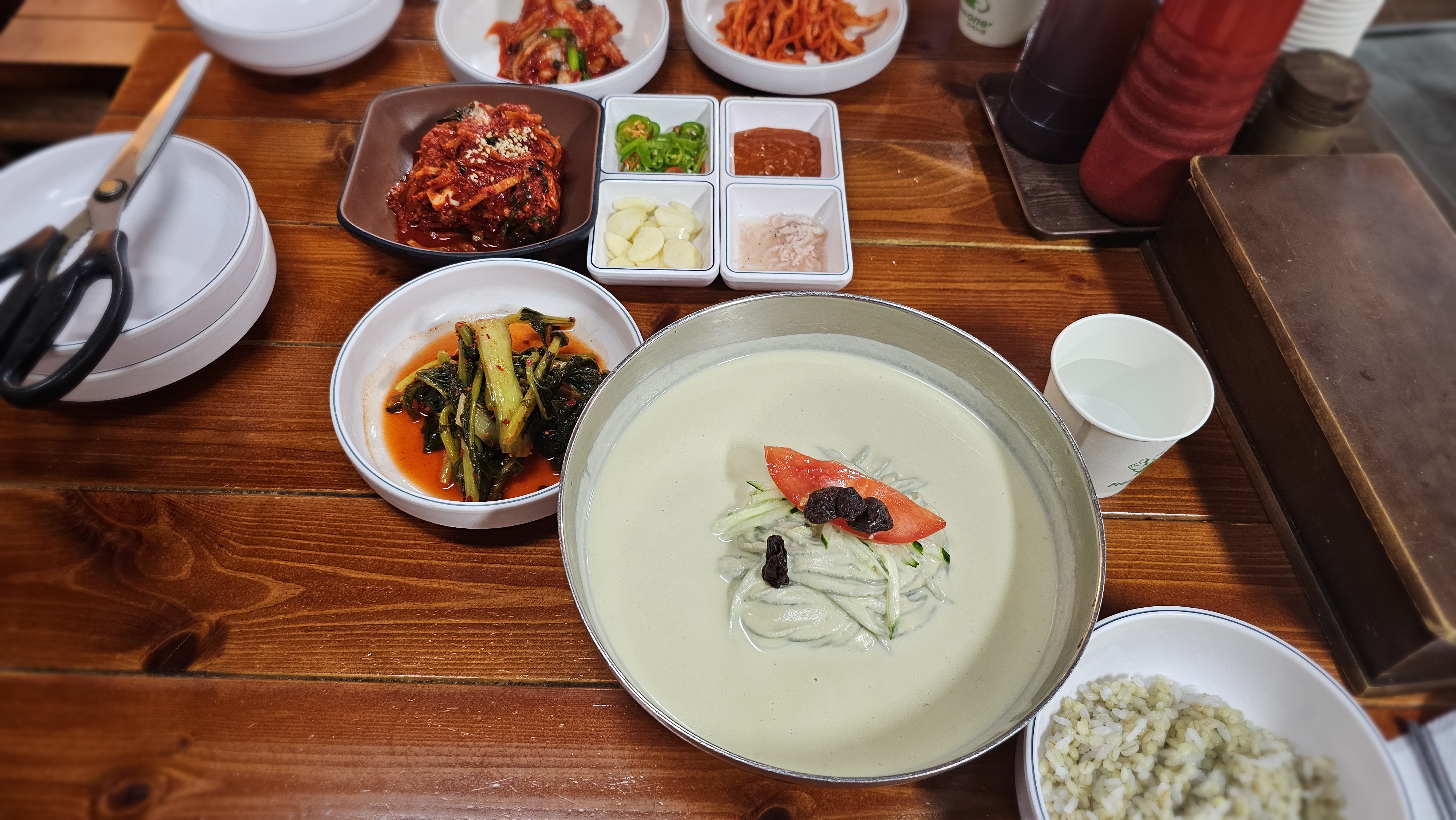 열무김치나 배추김치와 같은 김치류는 고소한 콩국수의 맛을 깔끔하게 정리해줌
