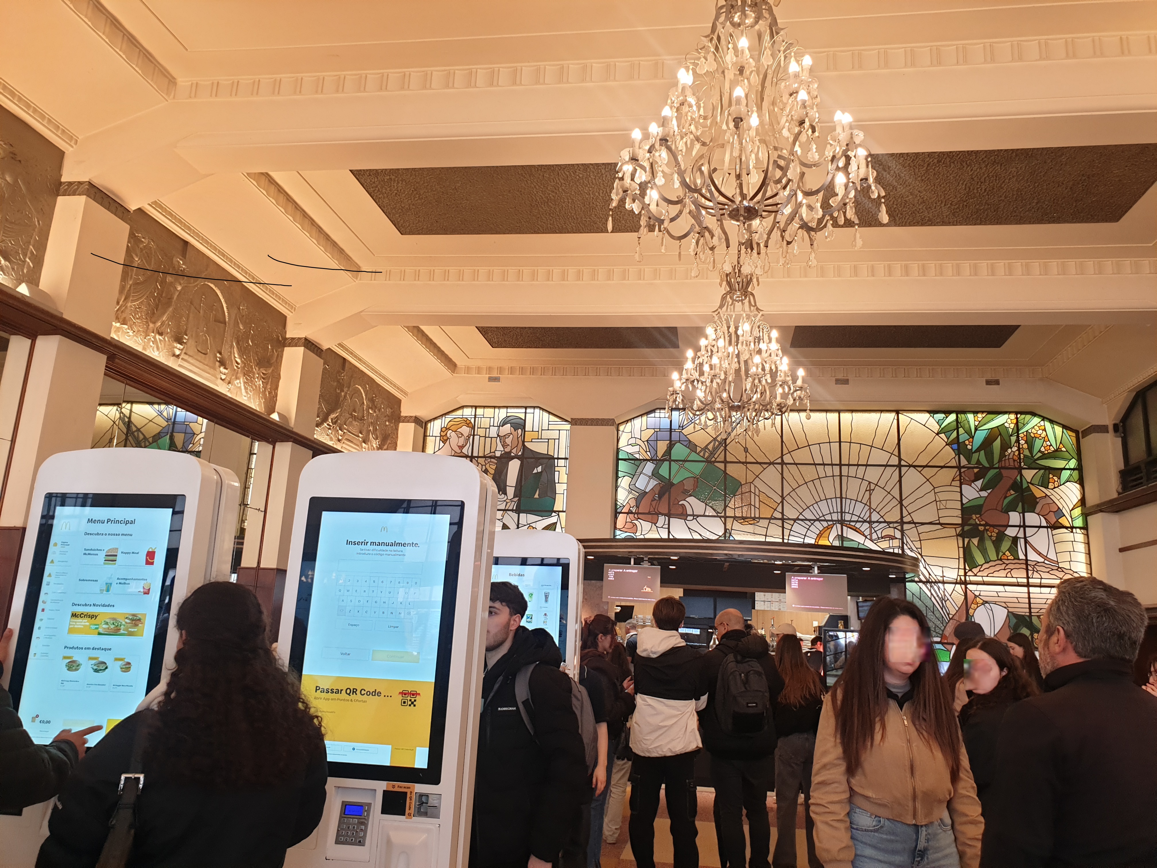 포루투 맥도널드 키오스크 주문 장면