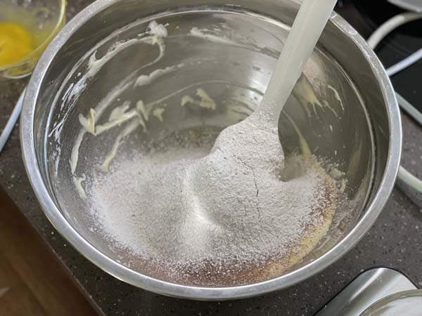 머랭과 밀가룩 반죽을 섞는다