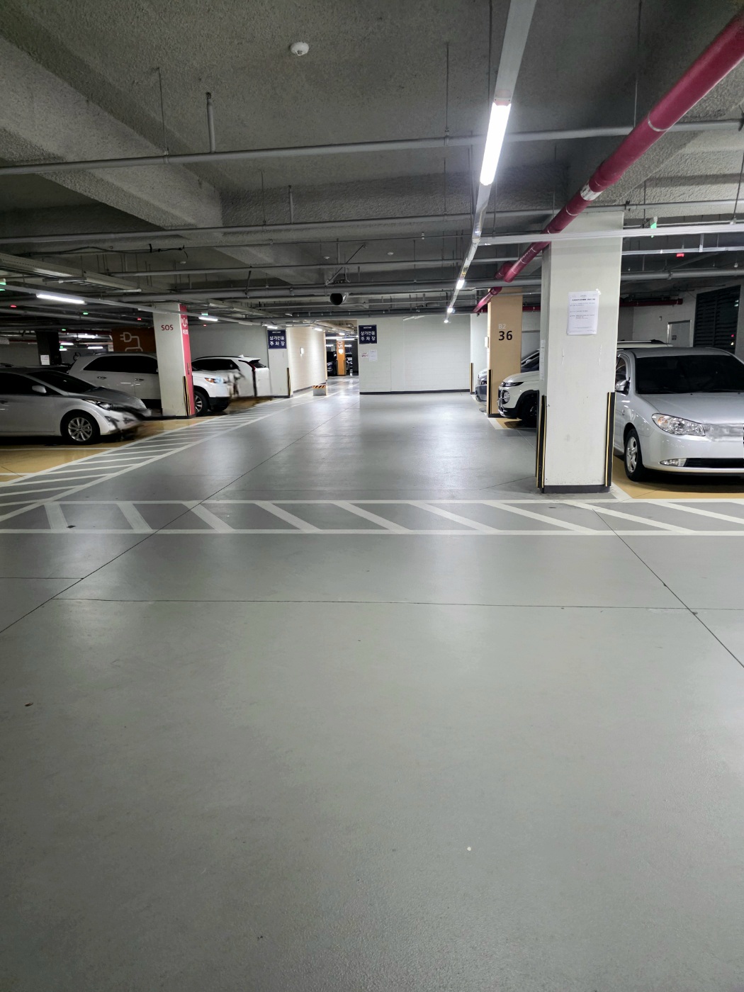 주차공간은-넓습니다.