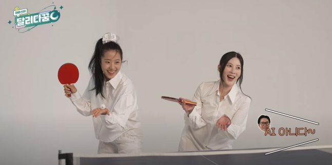채문선 대표와 신유빈 선수가 탁구를 치며 화보를 찍는 모습이 유튜브 '탈리다쿰' 채널 영상을 통해 공개됐다.