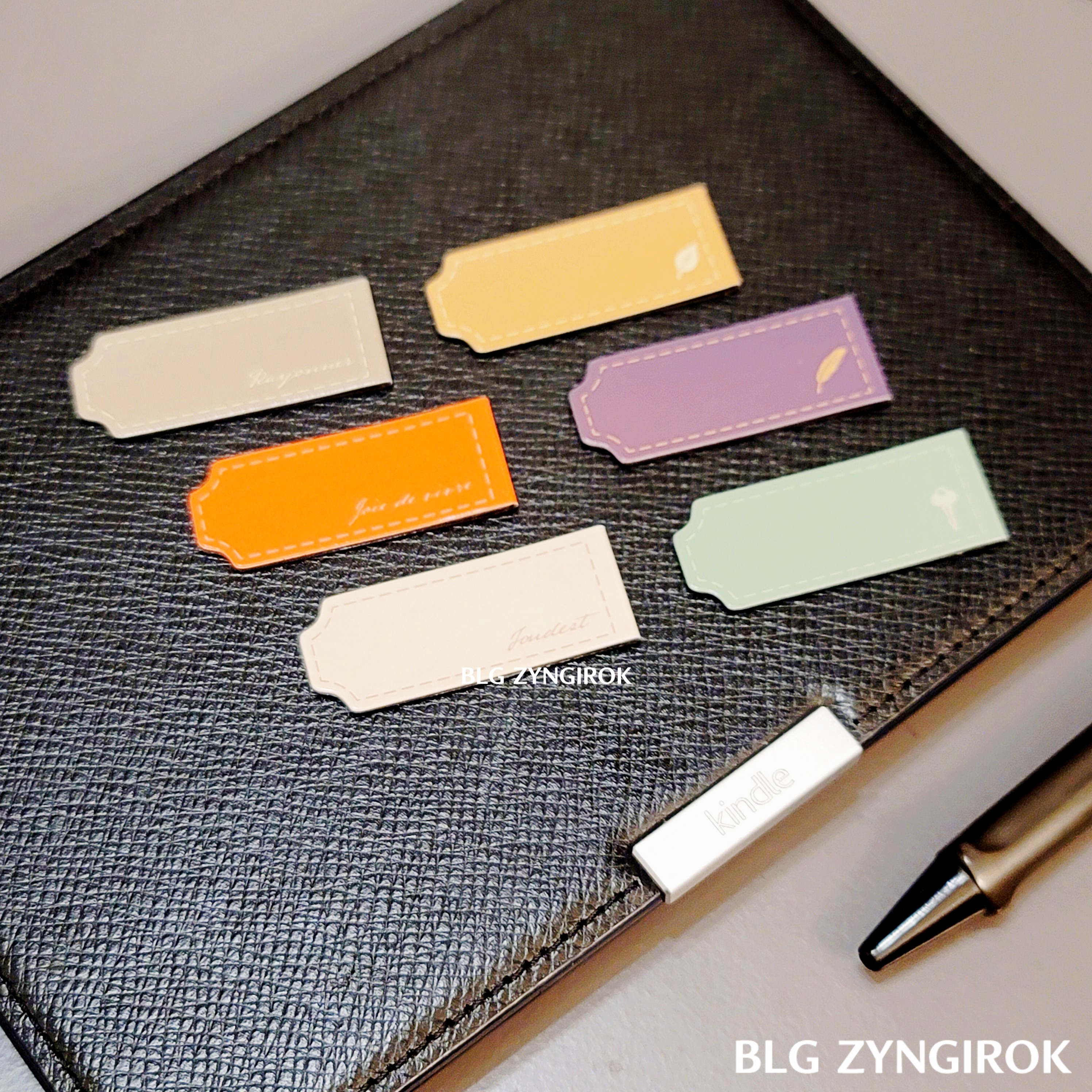 다이소 북클립 6종이 킨들 위에 놓여있다.