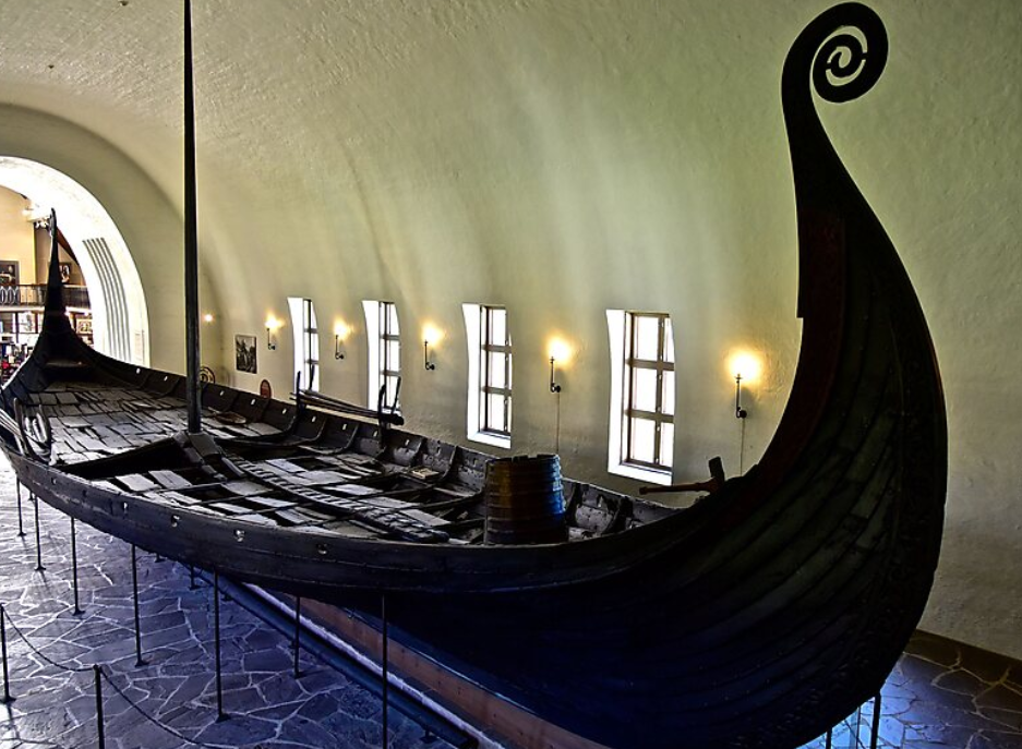 오슬로 바이킹 선박 박물관에 전시된 배 사진