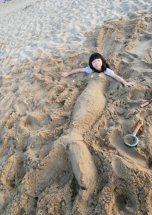 쿠웅이를 모래에 집어넣고인어공주 모양 만들기