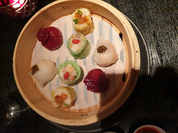 4종 딤섬 총 8개가 놓인 딤섬 찜기.