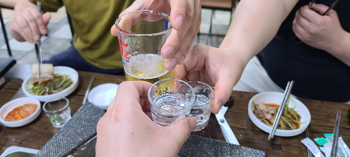 황금대패삼겹살 가격표 저렴한고기 정직한식당 대패삼겹살 먹음직스러운 대패삼겹살 한쌈 냉삼 냉동삼겹살 불판세척 냉동삼겹살굽기시작 김치볶음 고기쌈 소주한잔