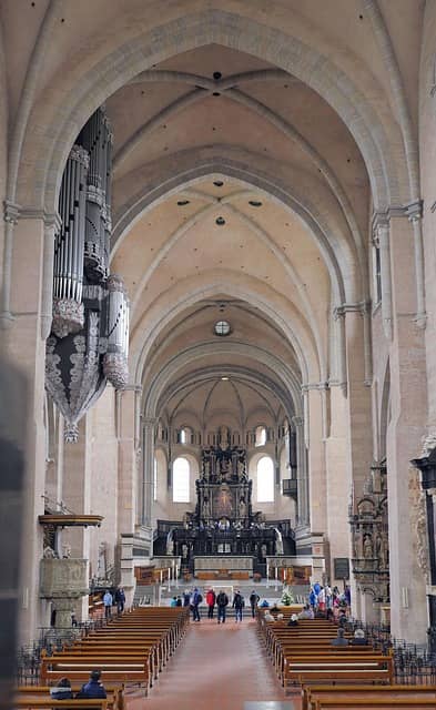 건물의 천장 높이가 사고의 깊이를 바꾼다 &mdash; 공간의 수직성이 만드는 인지적 자유