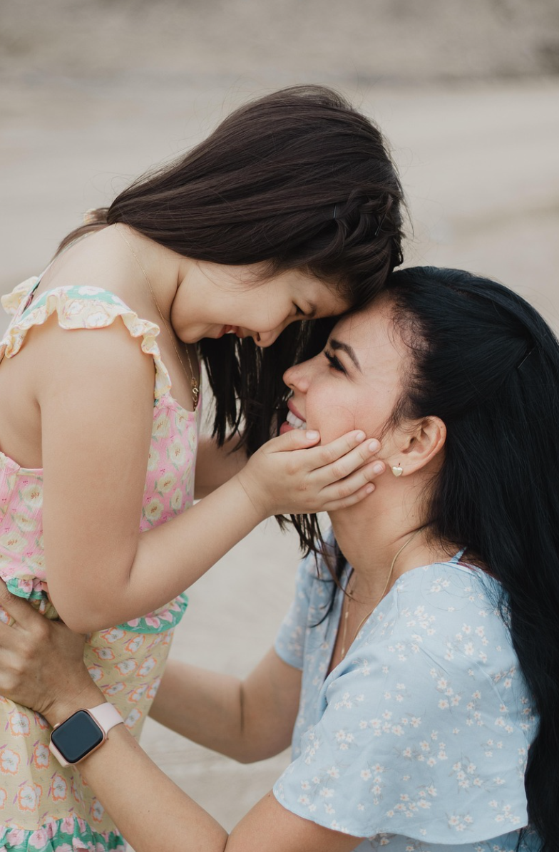 웃고 있는 엄마와 딸