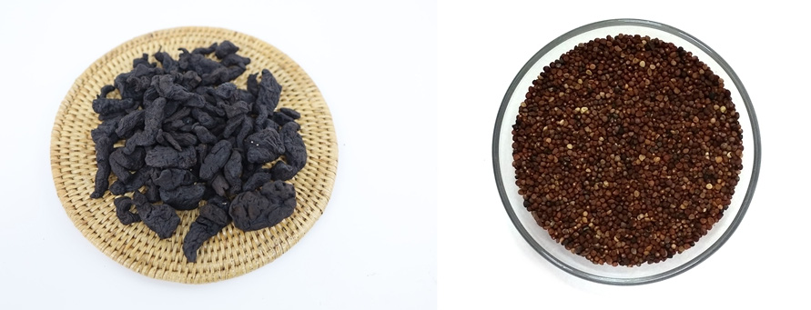 왼쪽은 생지황을 9번 찌고 말린 숙지황을 대나무로 만든 동그란 깔판 위에 수북히 두고 찍은 사진이고, 오른쪽은 토사자를 동그란 그릇에 가득 담아 놓고 찍은 사진