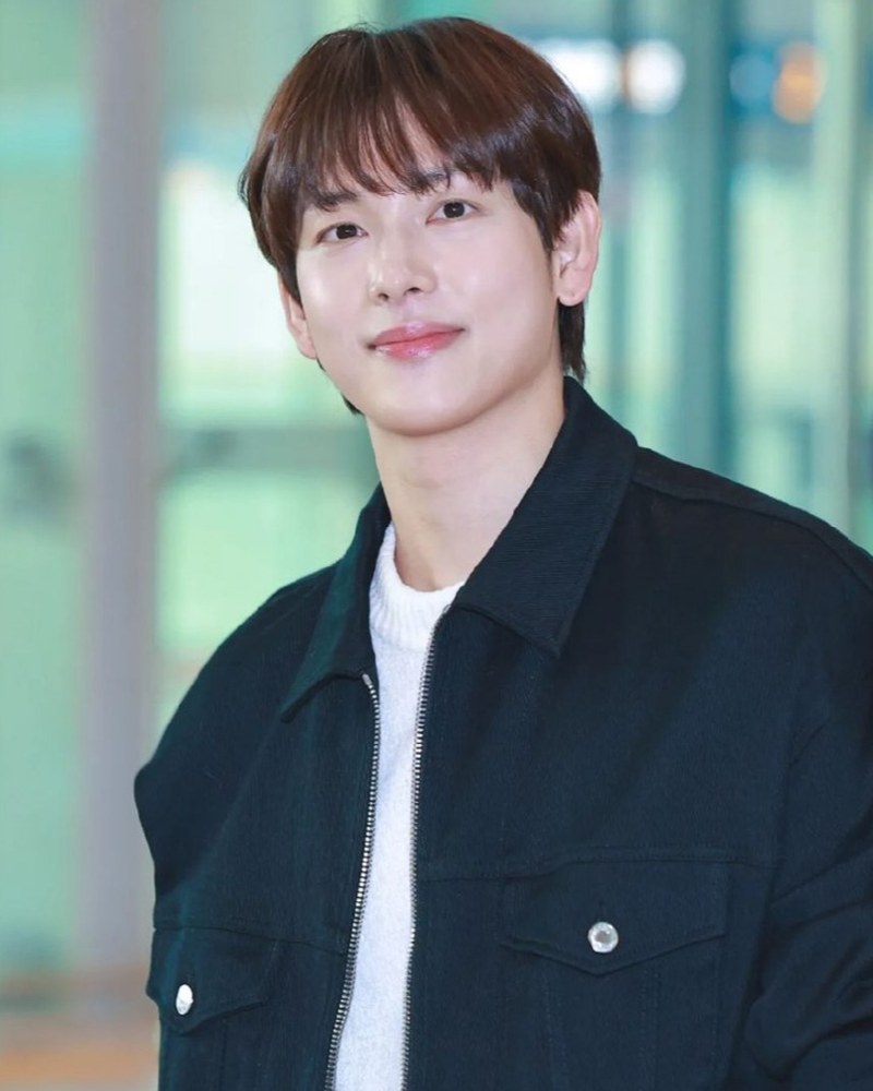 검은 재킷에 흰 티셔츠를 입고 웃고 있는 배우 임시완