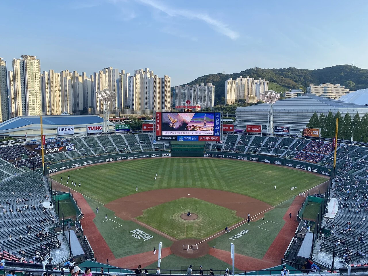 부산 사직야구장 포수 뒤 최상단에서 내려다본 그라운드와 관중석, 2025년 8월 (사진: Rienzi / Wikimedia Commons, CC0)