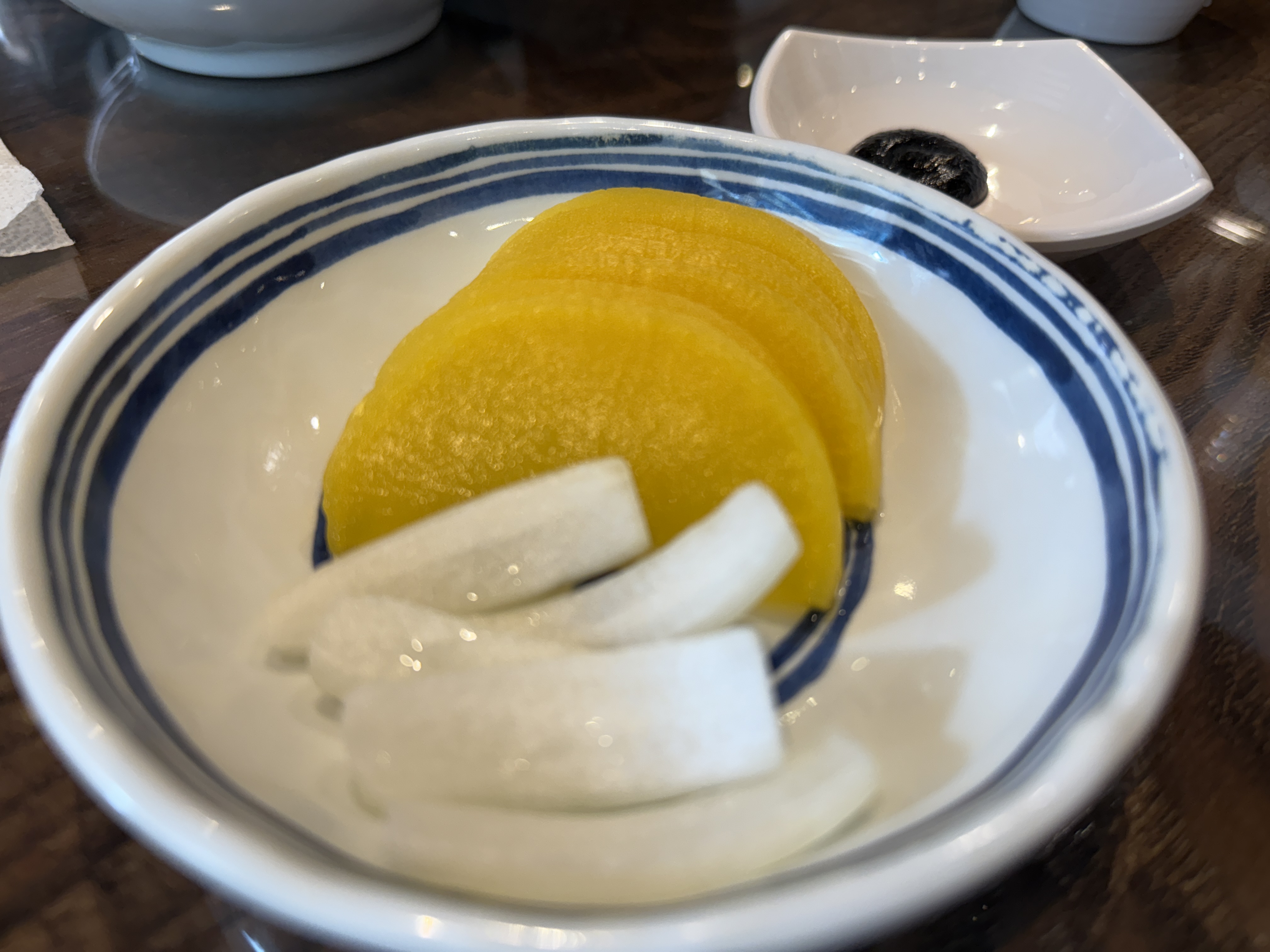 짜장면과 어울리는 단무지와 양파