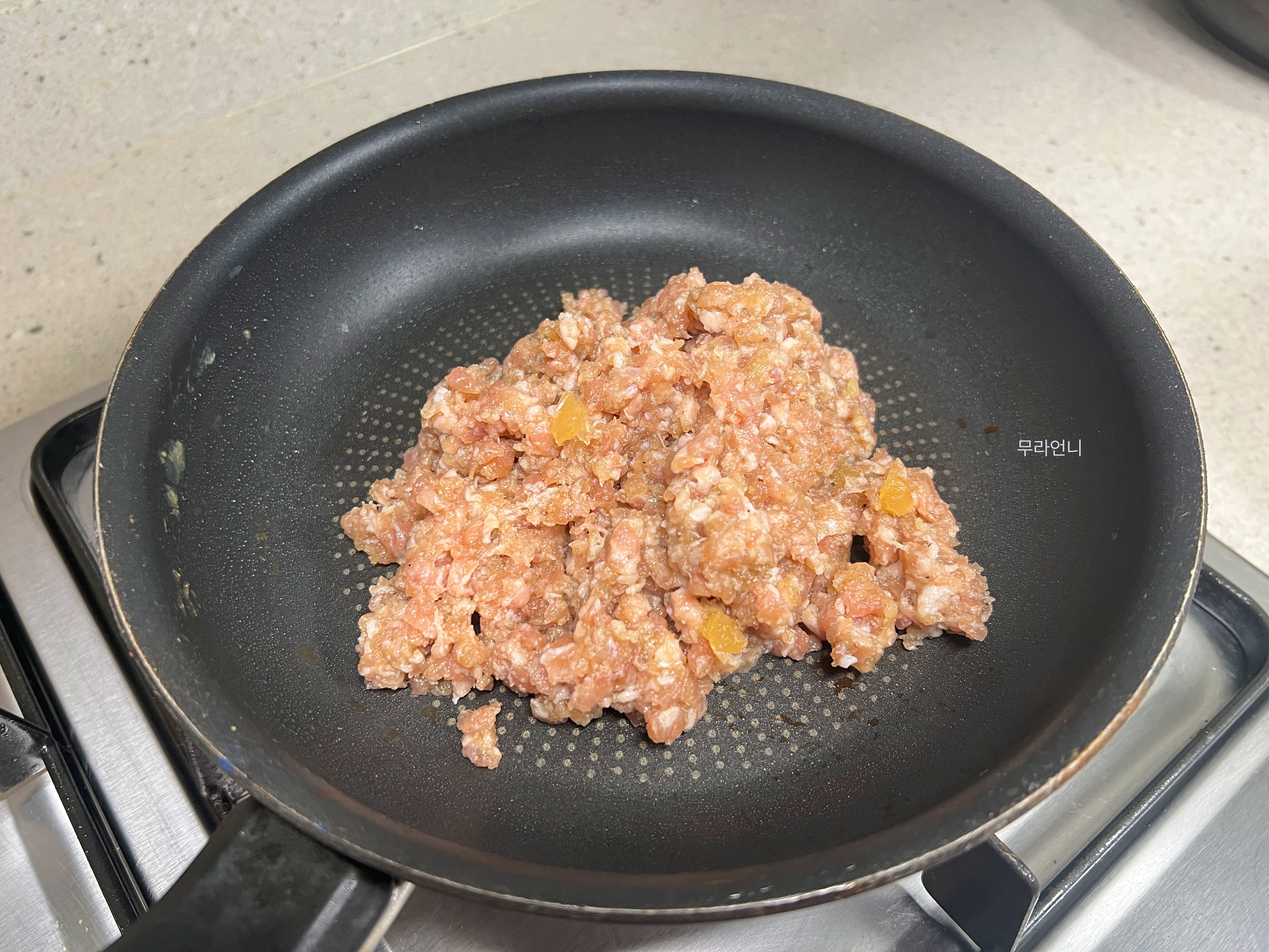 후라이팬을 달구고 다짐육 넣기