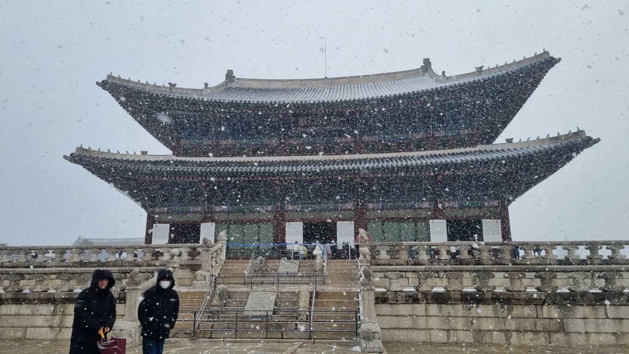 경복궁 근정전 눈 오는 풍경