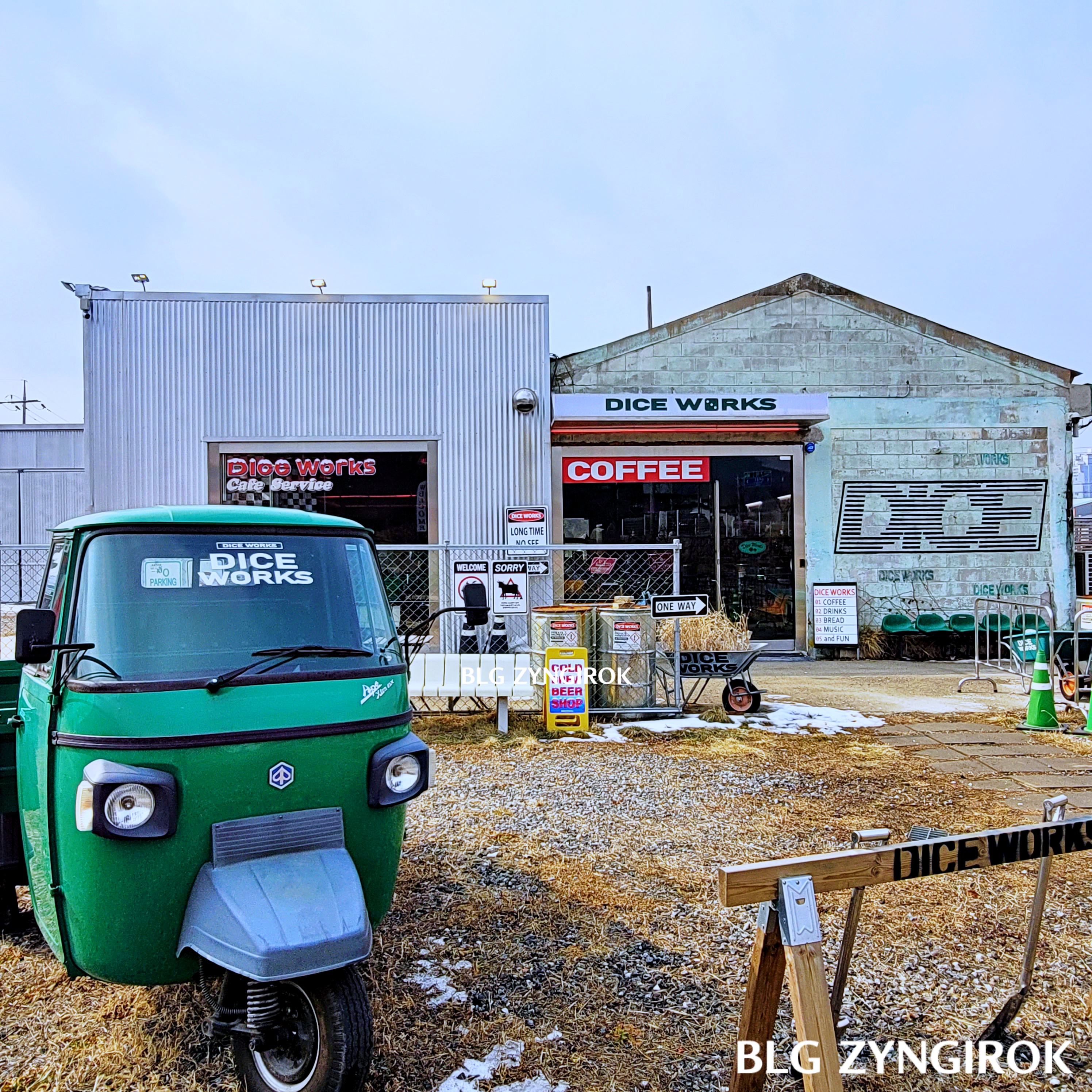 양주 카페 DICE WORKS - 외관 건물 정면 모습이다.